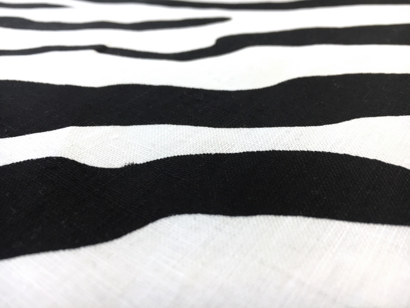 Lightweight Linen Zebra Print in Black2